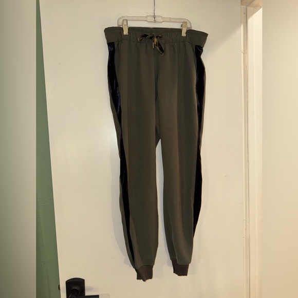 lululemon athletica Pants - RARE Lululemon Olive w/ Black Velvet Strip Women’s Joggers [SIZE 6]